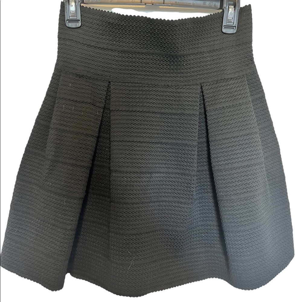 Hm Flared skirt in thick, textured jersey with box pleats. Unlined. Medium